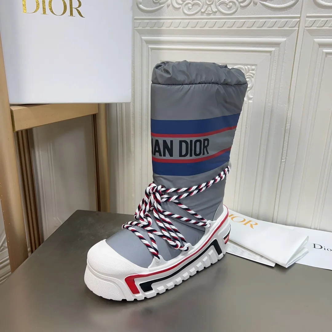 Men's shoes p600! The highest version on the market, Dior Dior's king style snow boots, ski boots, fat and cute, so cute →_→ from the DiorAlps limited series, unique. Shiny nylon Oblique print upper with criss-cross straps for an ideal fit. The technical fabric of the boot shaft, short-cut version, can be worn in the city or in the mountains. It makes the calf slimmer and taller, warm and concave. The boot shaft and sole are made of original waterproof padded lining. The embroidered fabric is original star ⭐ rubber non-slip thick sole and multi-module combination outsole. The size is 35-40. 41Customized